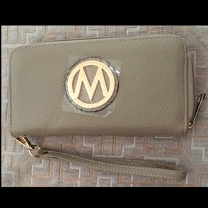Mia K Farrow Wristlet Wallet~NWOT
